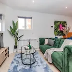 Super Central 2 Bedroom Flat I Next To Shopping Center & Brighton Beach